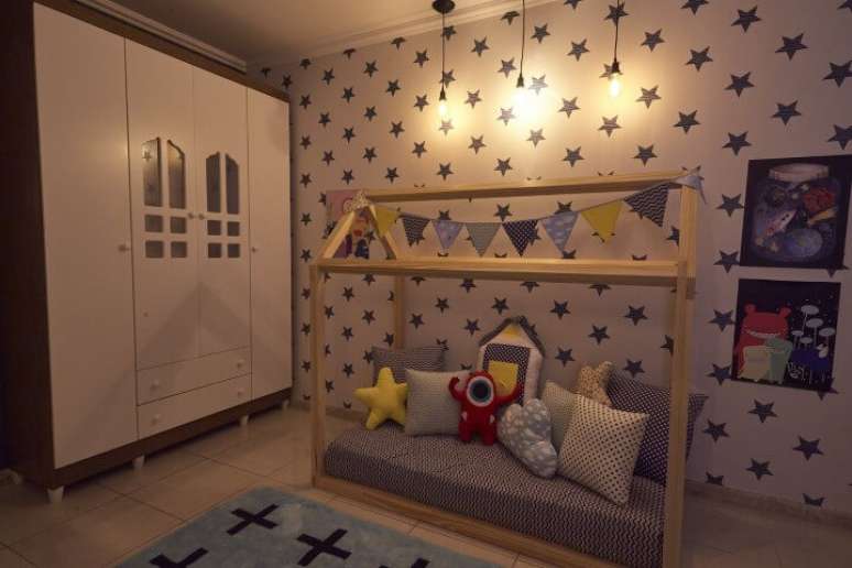 39. Arm&aacute;rio de quarto de menino com aberturas que parecem janelas nas portas. Projeto de Andrea Bento