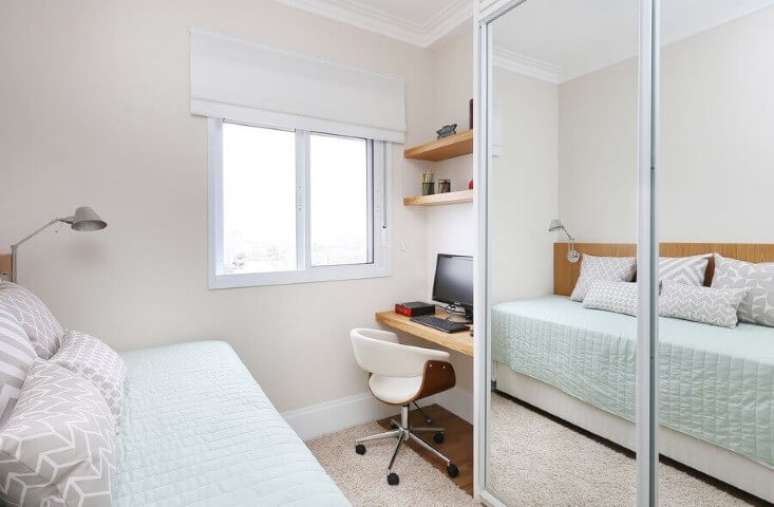 21. Quarto clean com arm&aacute;rio com portas espelhadas. Projeto de Renata Cafaro
