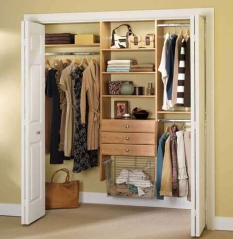 46. Arm&aacute;rio de quarto embutido com portas dobr&aacute;veis. Foto de Firepont