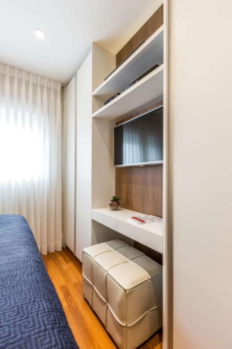 34. Arm&aacute;rio de quarto planejado com painel de TV e prateleiras. Projeto de By Arquitetura