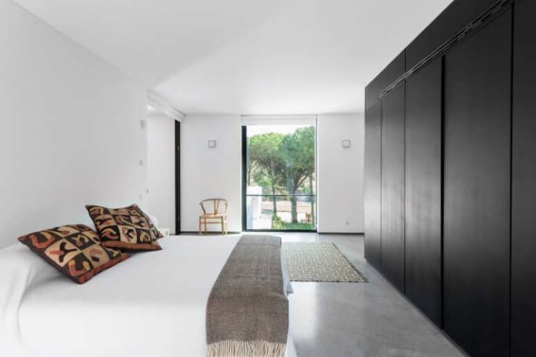 52. Arm&aacute;rio de quarto preto em ambiente claro. Foto de RCF Design