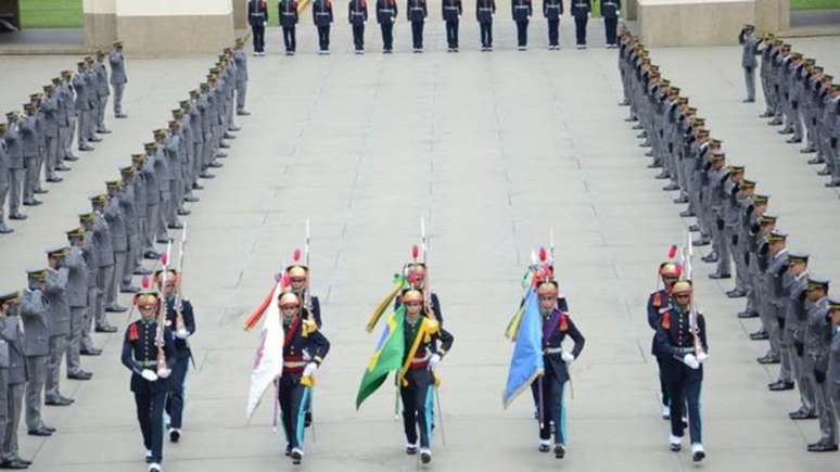 Cadetes t&ecirc;m aulas como economia, estat&iacute;stica e qu&iacute;mica; psicologia, filosofia e sociologia; tiro, treinamento f&iacute;sico e hist&oacute;ria militar