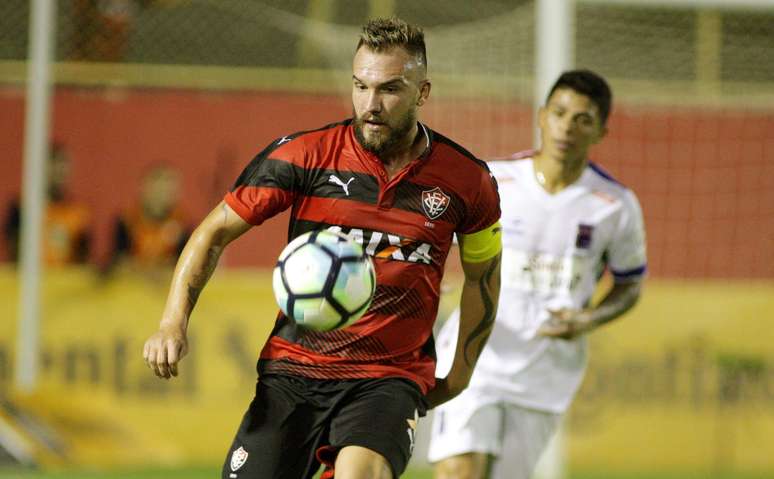 Willian Farias, jogador do Vitória, durante partida contra o Paraná Clube, válida pela quarta fase da Copa do Brasil 2017