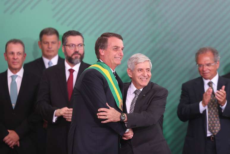 O presidente Jair Bolsonaro (PSL) empossa o general Augusto Heleno como ministro-chefe do Gabinete de Segurança Institucional (GSI), no Palácio do Planalto, em Brasília, nesta terça-feira (1º)