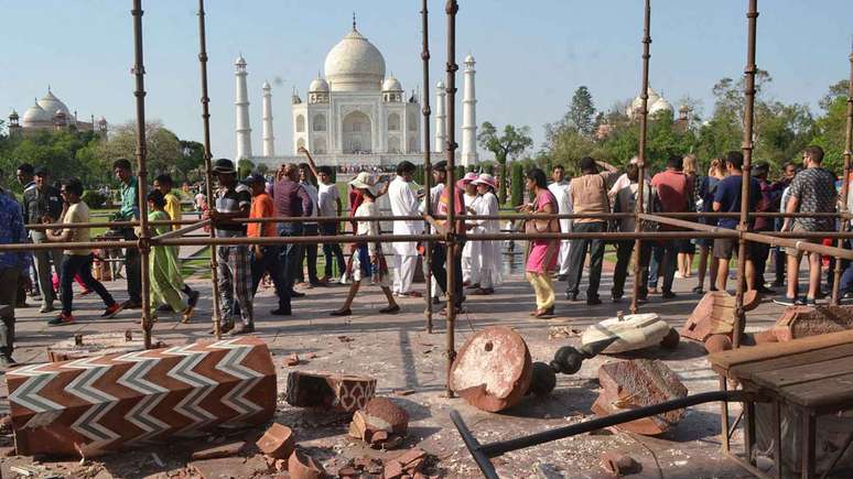 Algumas estruturas externas do Taj Mahal, do lado oposto do jardim, foram destru&iacute;das por ventos fortes