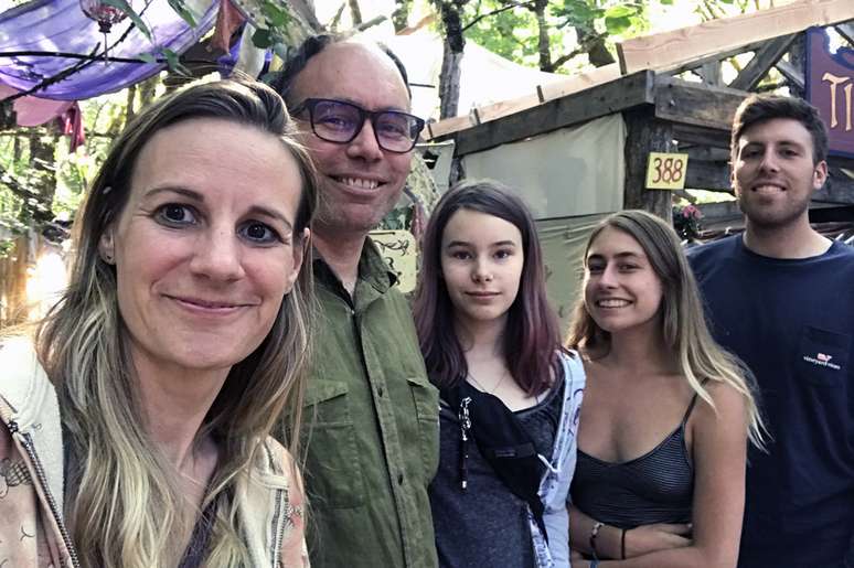 Filhos bil&oacute;gicos se juntaram para visitar Aaron em Seattle