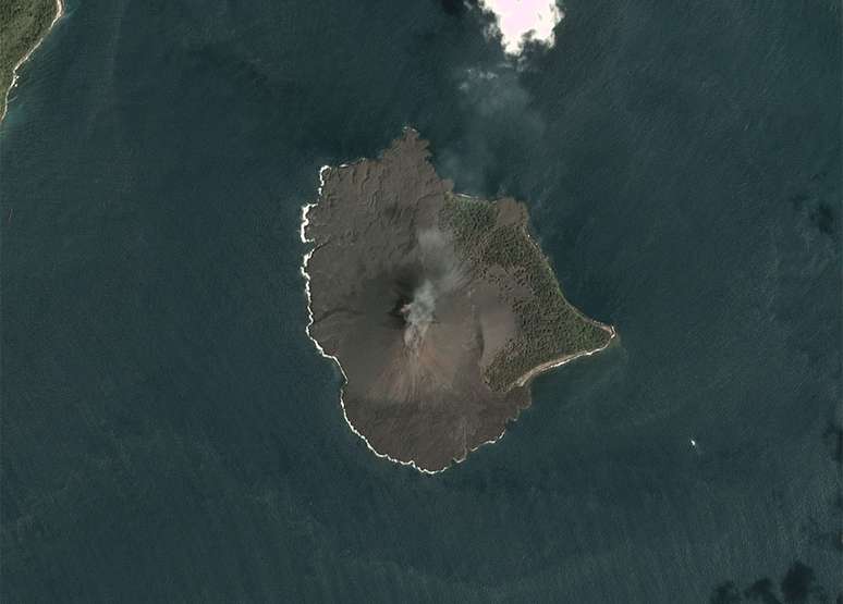 Imagem do vulcão Anak Krakatau antes do colapso, capturada pelo minissatélite Dove (17/12/2018)