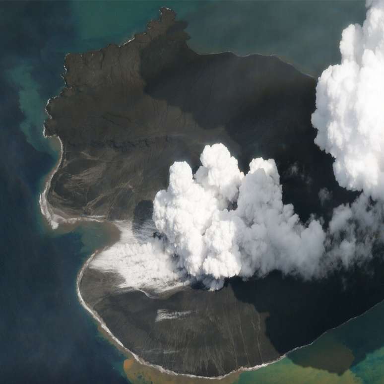 Imagem do vulcão Anak Krakatau quase duas semanas após o colapso que gerou o tsunami (02/01/019)