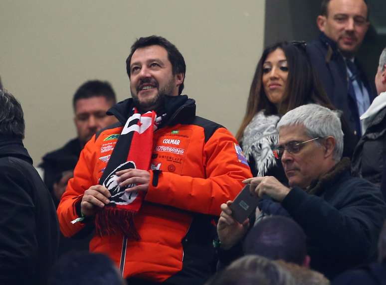 Matteo Salvini em jogo do Milan
 8/3/2018     REUTERS/Alessandro Bianchi 