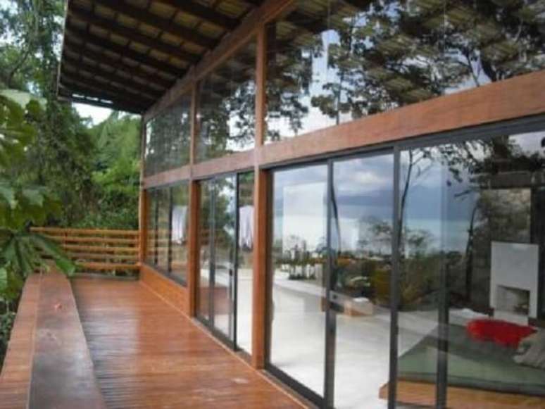 8- As esquadrias de alum&iacute;nio podem ser combinadas com outros materiais como a madeira. Fonte: Vidra&ccedil;aria Nova