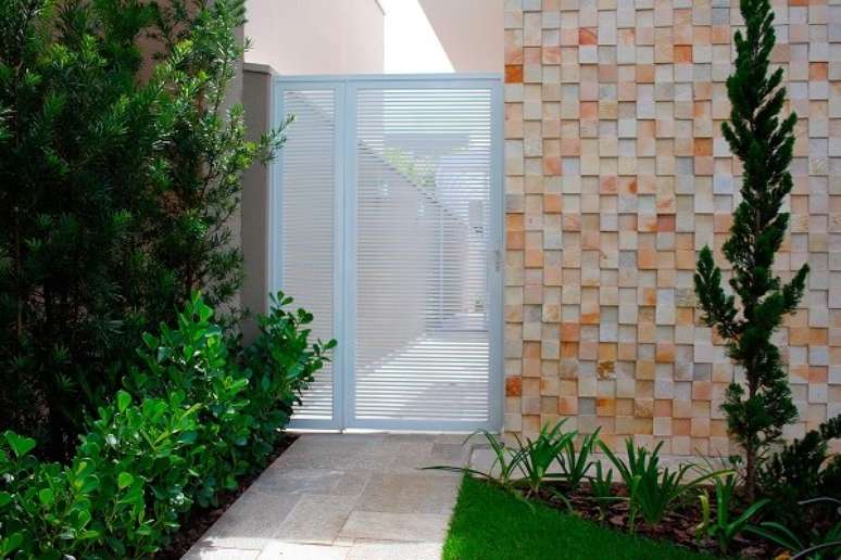 14- O port&atilde;o lateral foi executado em esquadrias de alum&iacute;nio branco. Fonte: La Esquadrias