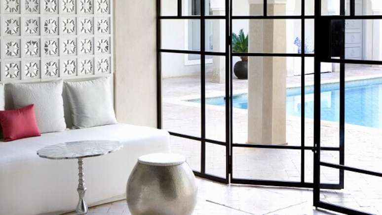 18- As esquadrias de ferro preto s&atilde;o estruturas mais pesadas. Fonte: Westwing