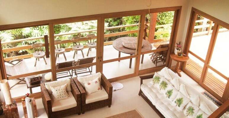 20- Na decora&ccedil;&atilde;o da casa de campo foram utilizadas esquadrias e guarda corpo de madeira. Fonte: Portalmad