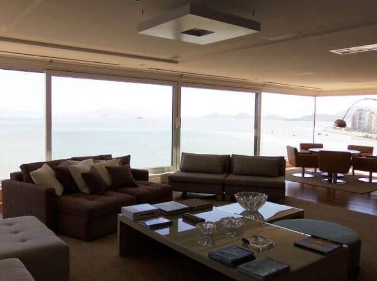 25- As esquadrias de PVC s&atilde;o resistentes a corros&atilde;o provoca pela maresia. Fonte: Lohn Esquadrias