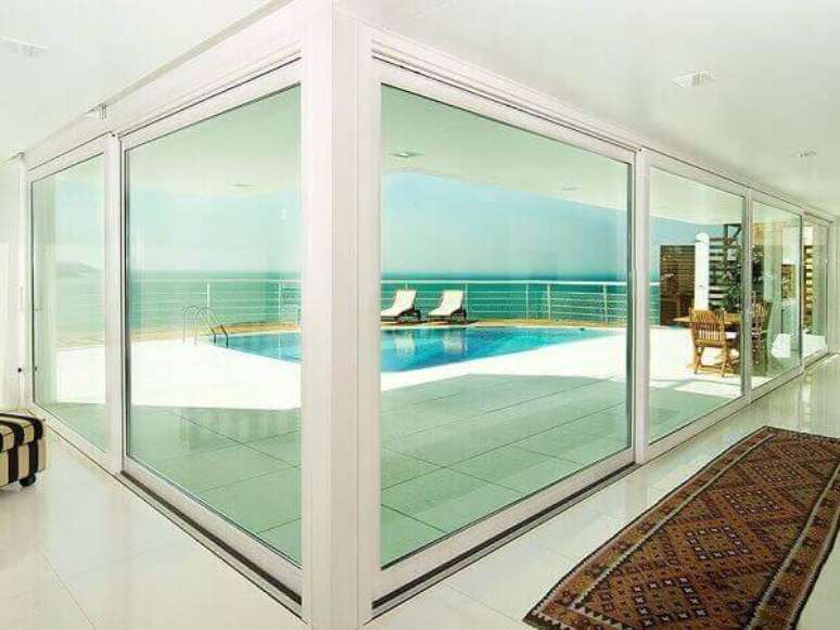 27- As esquadrias de PVC s&atilde;o muito utilizadas em hot&eacute;is, clubes e resid&ecirc;ncias. Fonte: JC Esquadrias