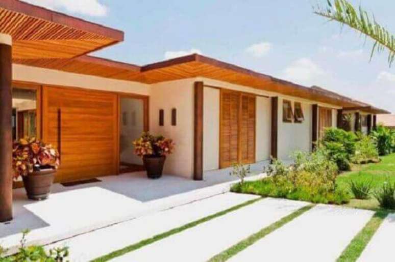 Casas brasileiras: 14 residências com esquadrias de madeira