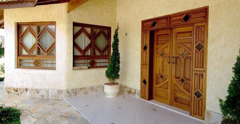 39- As esquadrias em madeira t&ecirc;m desenhos geom&eacute;tricos. Fonte: Portalmad