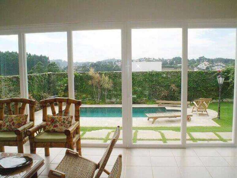 43- As esquadrias de PVC composta de 6 folhas deslizam sobre trilhos embutidos no piso. Fonte: Fenstek