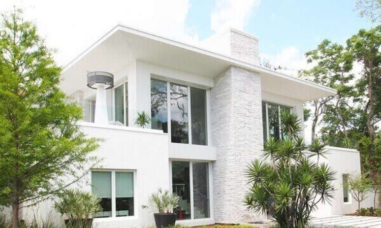 46- Na fachada da casa moderna as esquadrias em PVC tem acabamento em branco. Fonte: Esquadri PVC