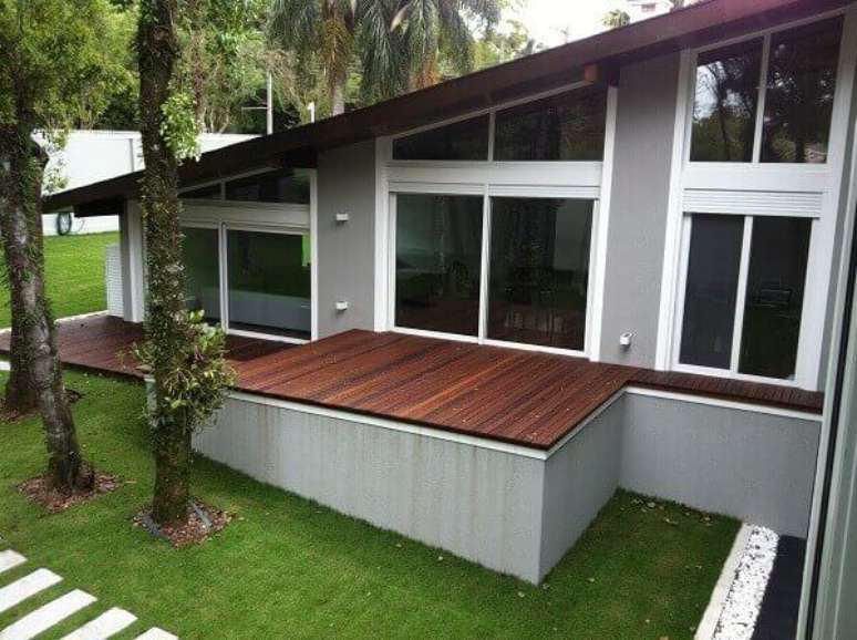 49- As esquadrias de PVC ou alum&iacute;nio s&atilde;o resistentes &agrave;s intemp&eacute;ries. Fonte: Revista Engenharia