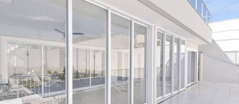 59- As esquadrias de alum&iacute;nio s&atilde;o &oacute;timas op&ccedil;&otilde;es para grandes fechamentos. Fonte: Hasse Solu&ccedil;&otilde;es