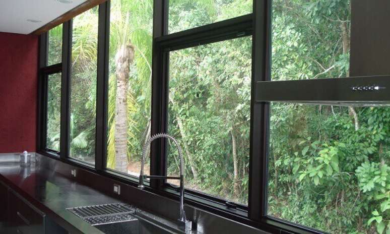 51- As esquadrias de alum&iacute;nio preto acompanha a decora&ccedil;&atilde;o da cozinha. Fonte: Jmar Esquadrias