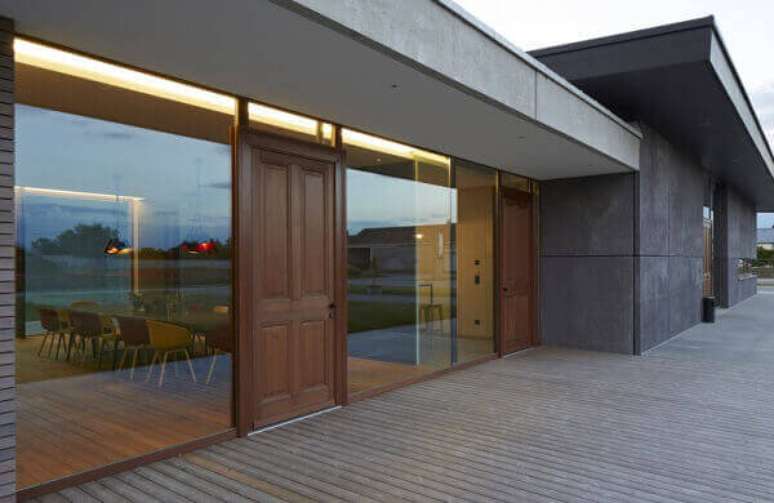 52- A resid&ecirc;ncia moderna tem esquadrias e vidros grandes na fachada. Fonte: Poli Esquadrias