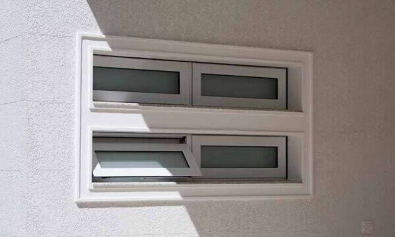 53- As pequenas esquadrias de alum&iacute;nio com vidros basculantes s&atilde;o ideais para banheiros e lavabos. Fonte: Jmar esquadrias