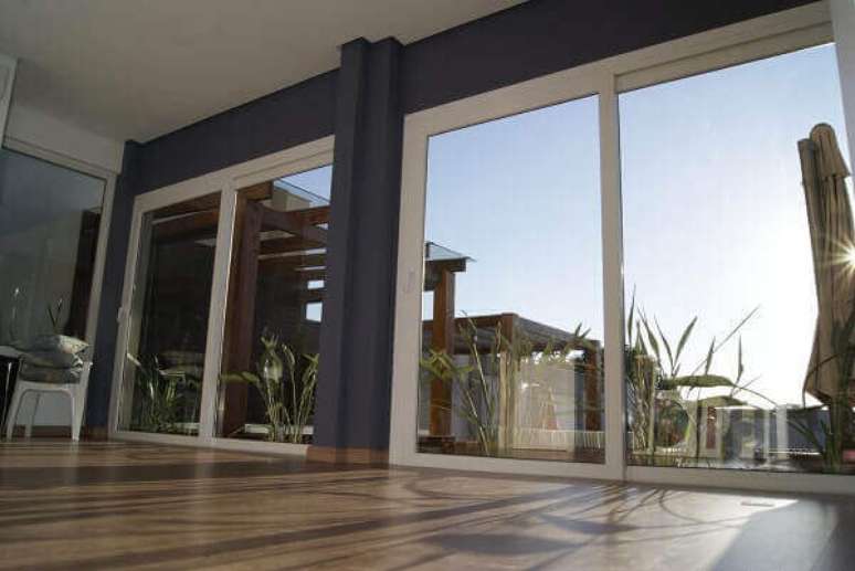 55- As esquadrias de alum&iacute;nio com portas de correr s&atilde;o pr&aacute;ticas e funcionais. Fonte: Carcki Esquadrias de PVC