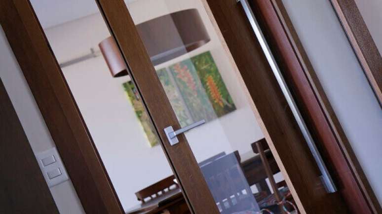 56- As esquadrias de madeira s&atilde;o requintadas e finas. Fonte: Quattor PVC