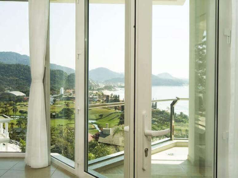 57- As esquadrias brancas criam um ambiente leve e clean. Fonte: Lohn Esquadrias