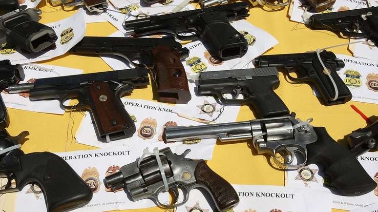 Algumas pessoas discordam do programa, dizendo que ele d&aacute; incentivos econ&ocirc;micos aos criminosos