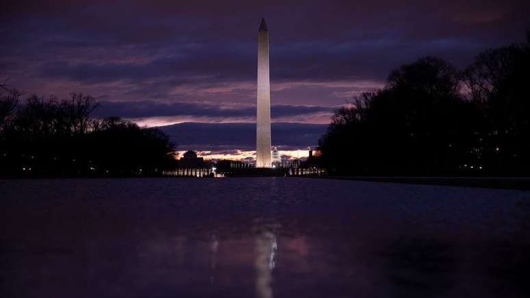 Da janela do gabinete do presidente da Câmara é possível ver o famoso monumento a Washington