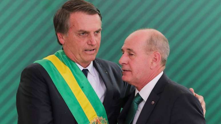 Cerimônia de transmissão de cargo a Fernando Azevedo e Silva no Ministério da Defesa foi a única da qual Bolsonaro participou fora do Planalto