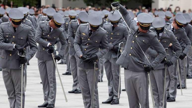 Cadetes dos Agulhas Negras, dos quais Bolsonaro fez parte; '(Bolsonaro) conhece profundamente as coisas de interesse das Forças Armadas pelos mandatos como parlamentar', diz ministro