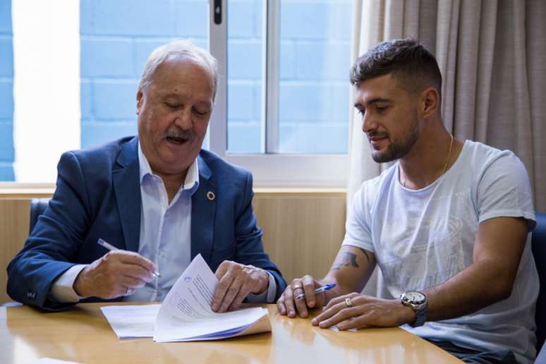 Arrascaeta assina novo contrato ao lado do presidente do Cruzeiro Wagner Pires de Sá em 2018 e agora esta em litígio com o clube celeste -(Foto:Bruno Haddad / Cruzeiro)