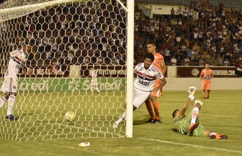 No detalhe, Gabriel Sara comemora um de seus três gols na estreia Copinha (Tetê Viviani/saopaulofc.net)