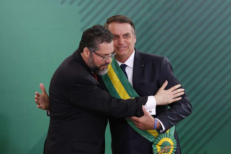 O presidente Jair Bolsonaro (PSL) empossa Ernesto Araújo como ministro das Relações Exteriores, no Palácio do Planalto, em Brasília.