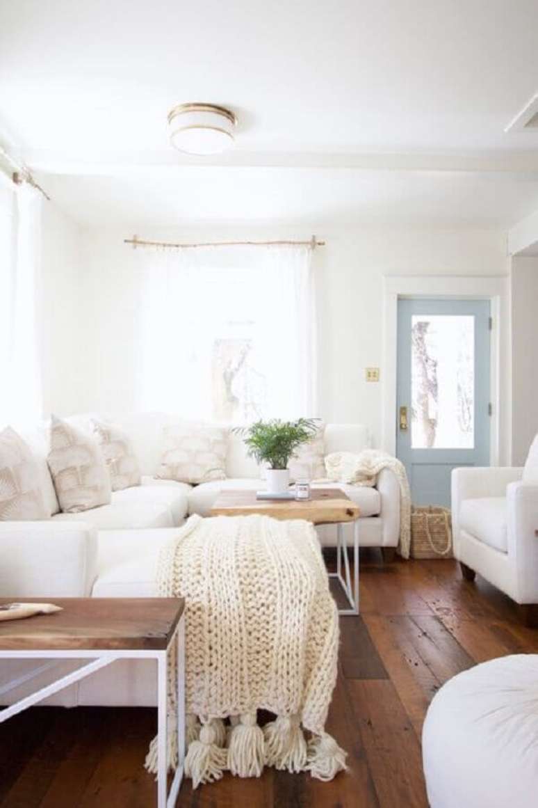 15. Decoração clean para sala com piso de madeira e manta de crochê para sofá grande – Foto: Pinterest