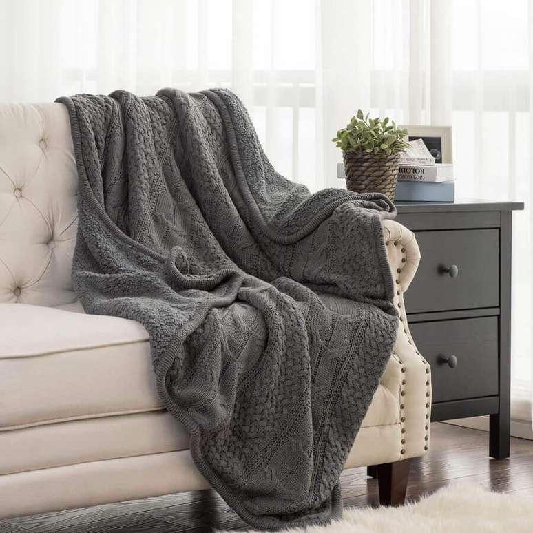 18. Decoração com manta cinza para sofá bege – Foto: Odyssey
