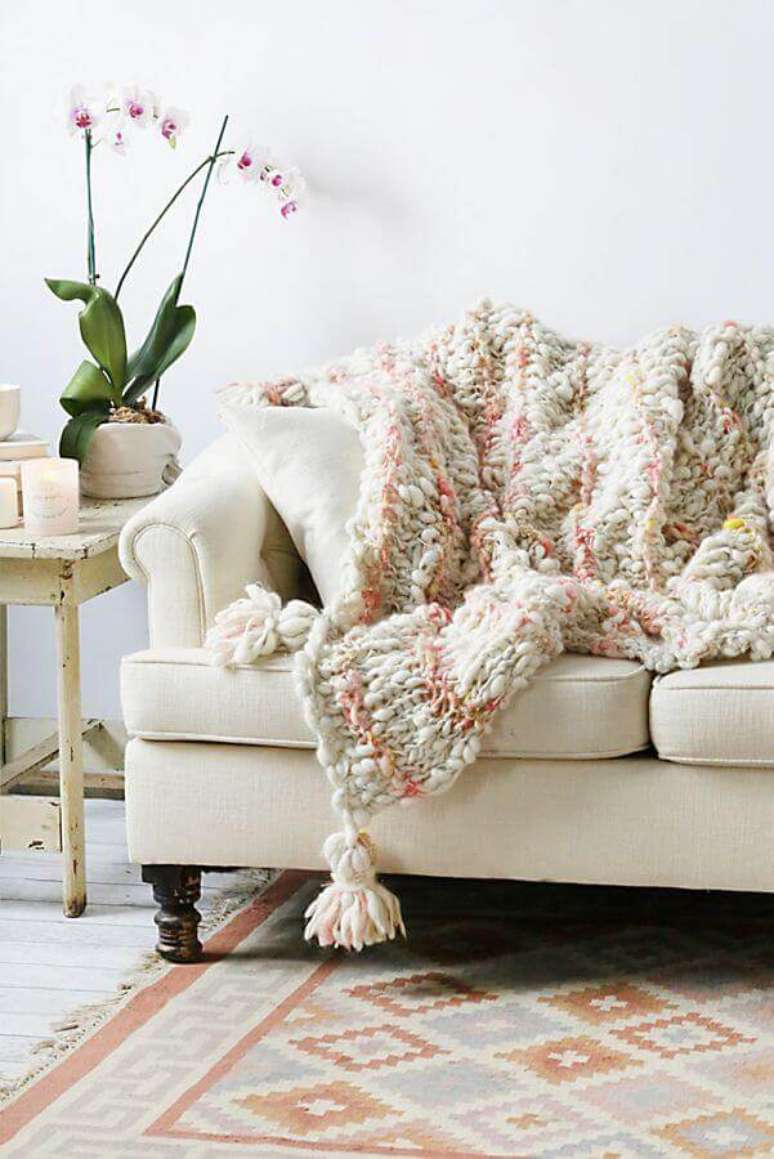 20. Decoração simples com manta de crochê para sofá – Foto: Free People
