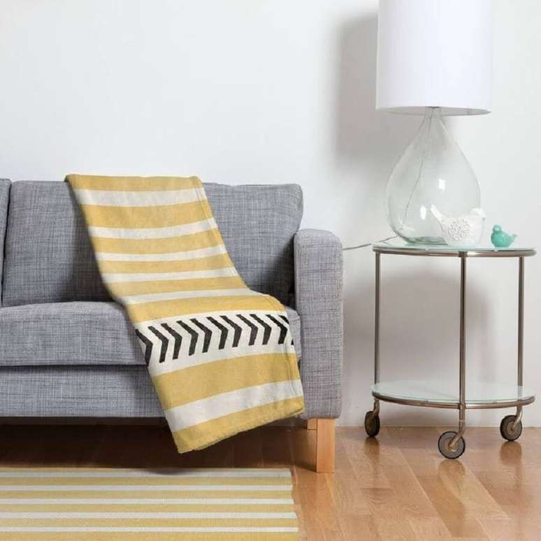 21. Durante o período de verão também é possível usar manta para sofá, mas nesse caso dê preferência para os tecidos mais leves – Foto: Pinterest