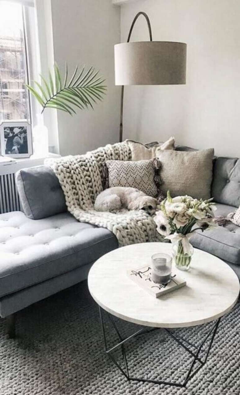 22. Decoração em tons neutros com manta de crochê para sofá de canto – Foto: Norwin Home Design