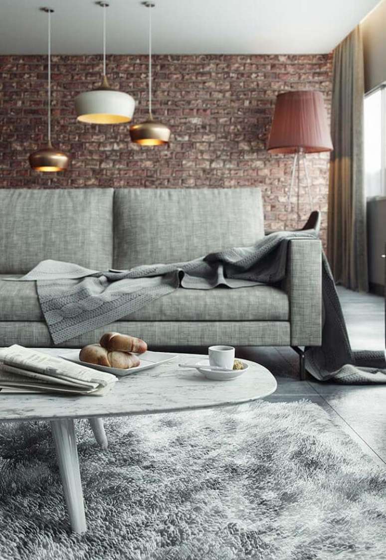 23. Decoração contemporânea para sala com parede de tijolinho e manta cinza para sofá – Foto: Pinterest