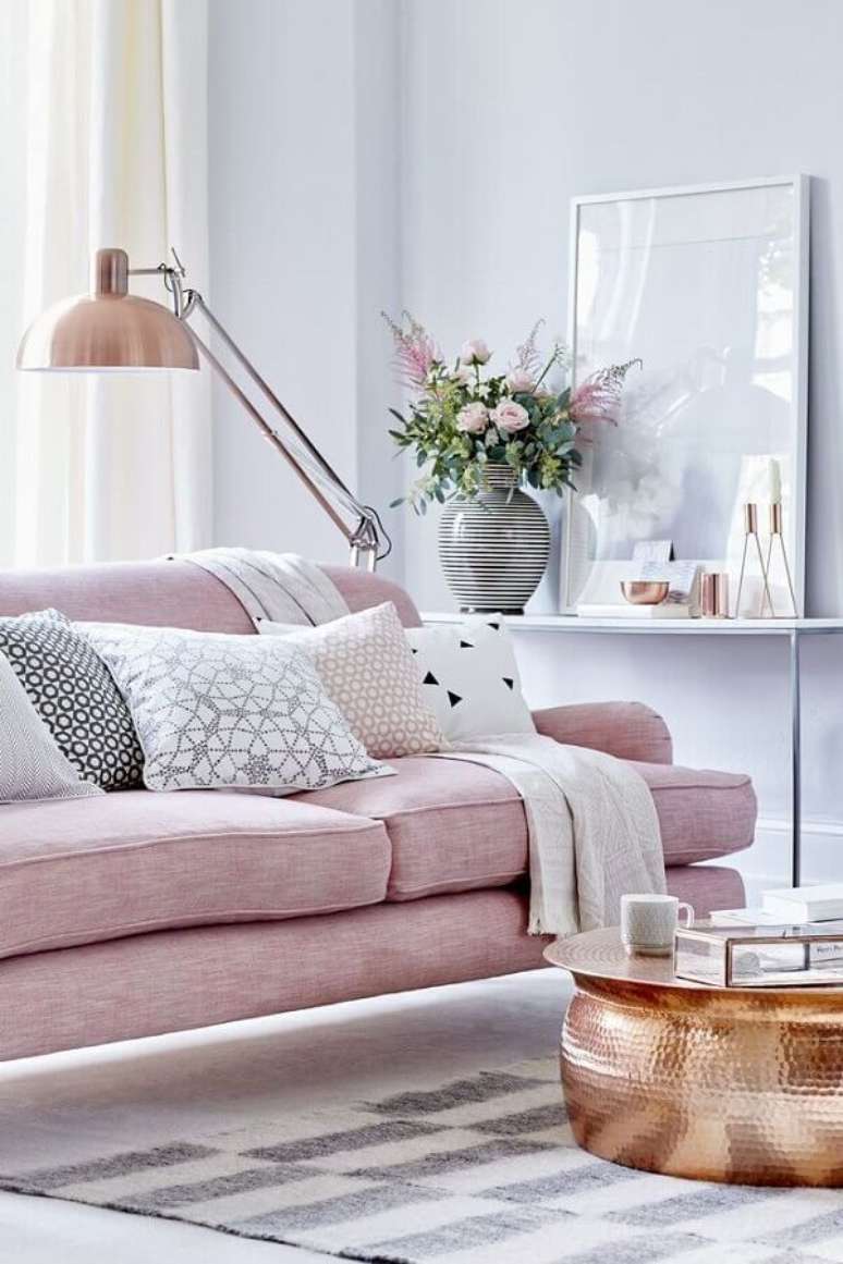 26. Os tons de rosa e rose gold na decoração dessa sala deixou um toque super delicado e agradável junto com a manta para sofá – Foto: Pinterest