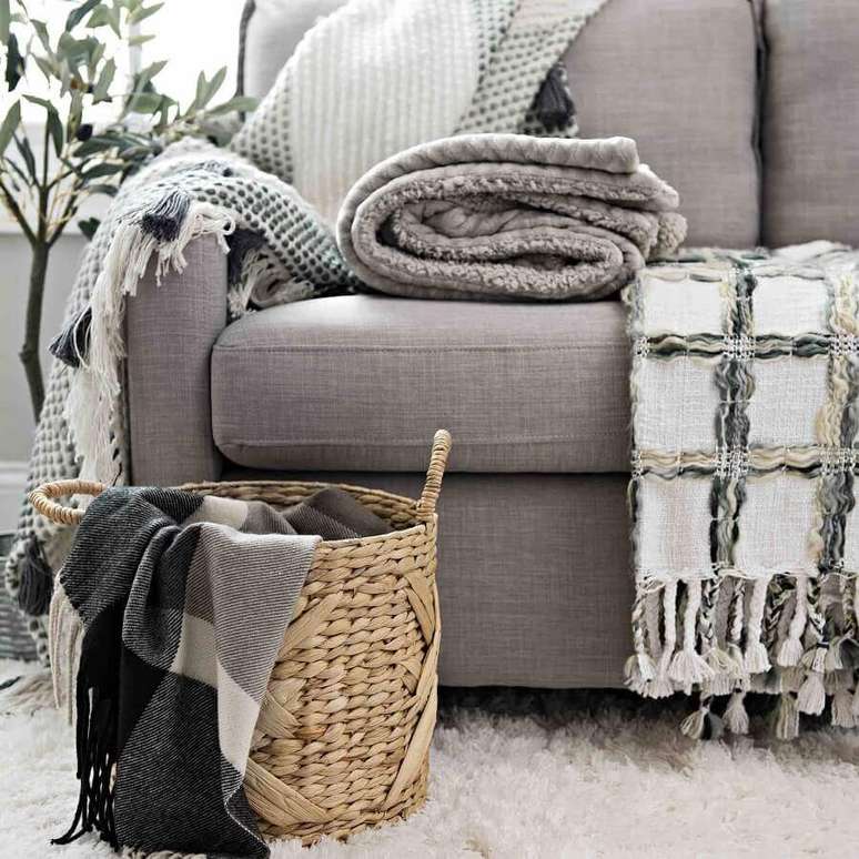 29. É possível usar mais de uma manta para sofá ao mesmo tempo, mas é importante que elas estejam em harmonia com a decoração – Foto: Pinterest