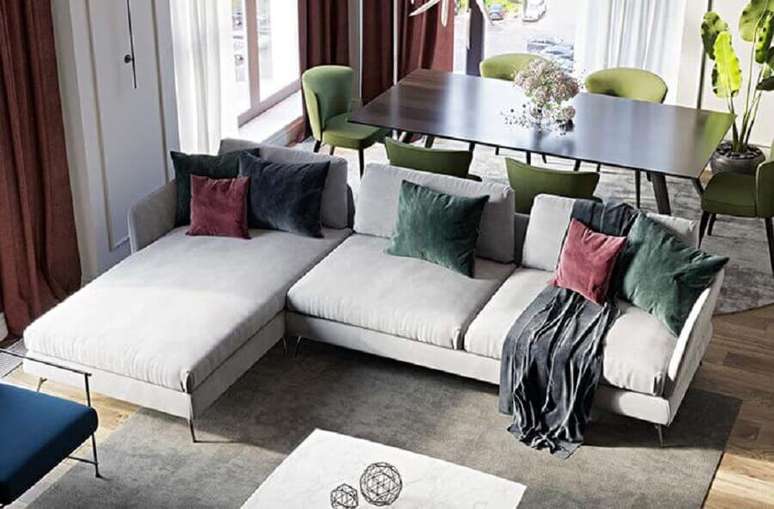 30. Decoração clean para sala com manta para sofá de grande – Foto: The Holk