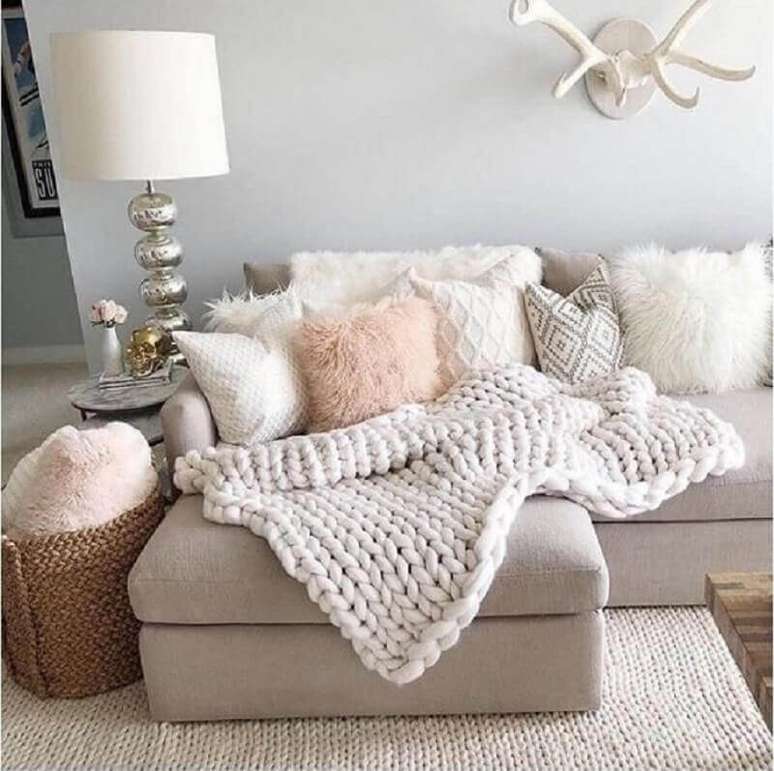 31. A manta de crochê para sofá é uma tendência de decoração – Foto: Pinterest