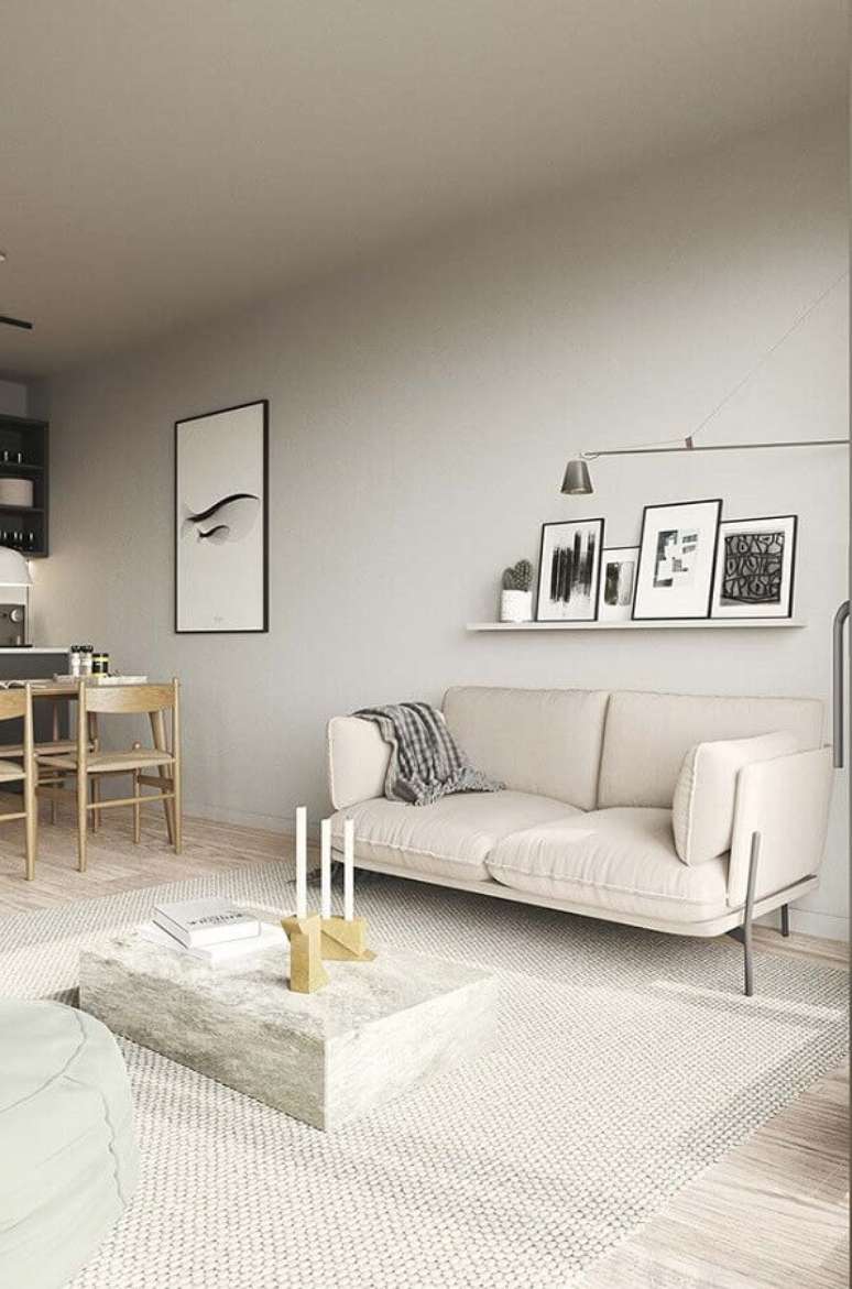 33. Decoração para sala simples com tons neutros e manta para sofá pequeno – Foto: Pinterest