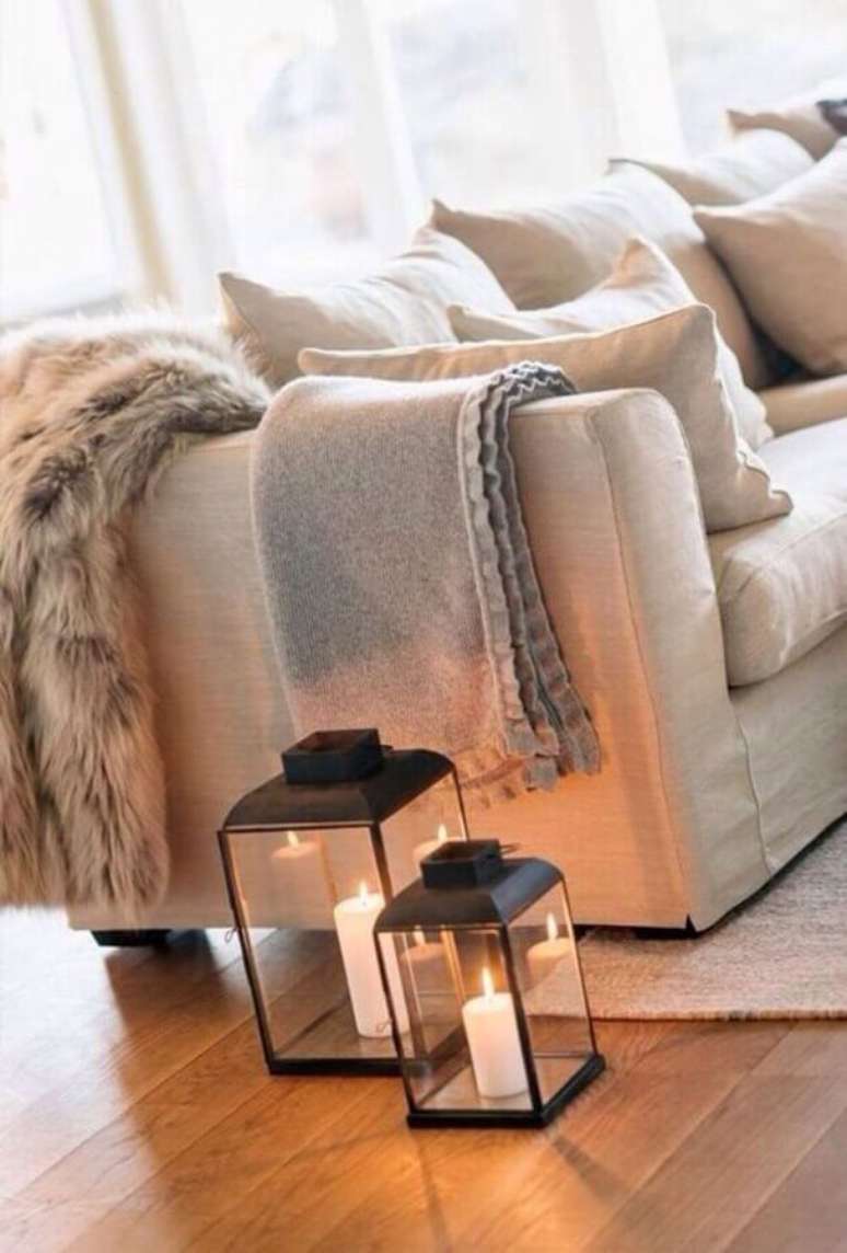 34. Decoração para sala com duas mantas diferentes para sofá – Foto: Home And Decoration